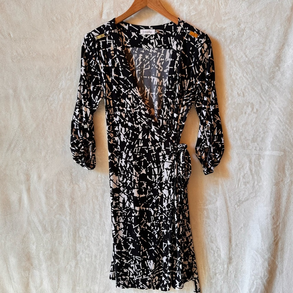 CALVIN KLEIN Wrap Dress in Black White Pattern with silver tone accents size 6
